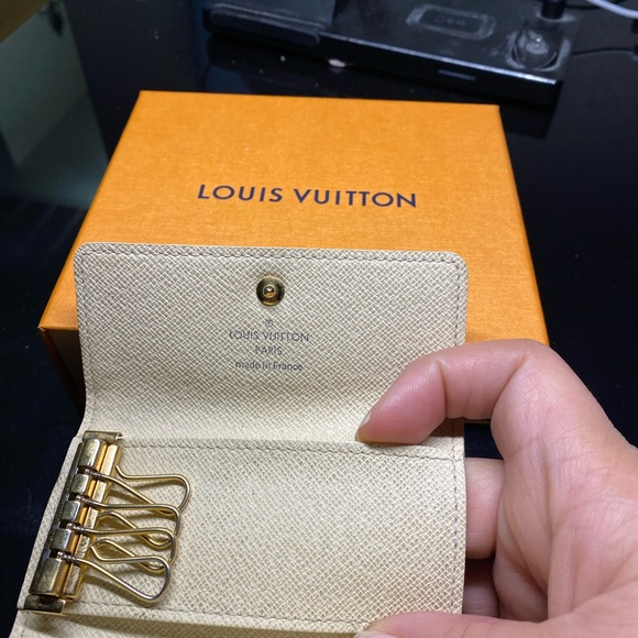 Authentic LOUIS VUITTON 4 ring cles - Picture 3 of 4